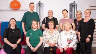 Teamfoto Physiotherapie Ricklingen Neun Personen die freundlich in die Kamera blicken